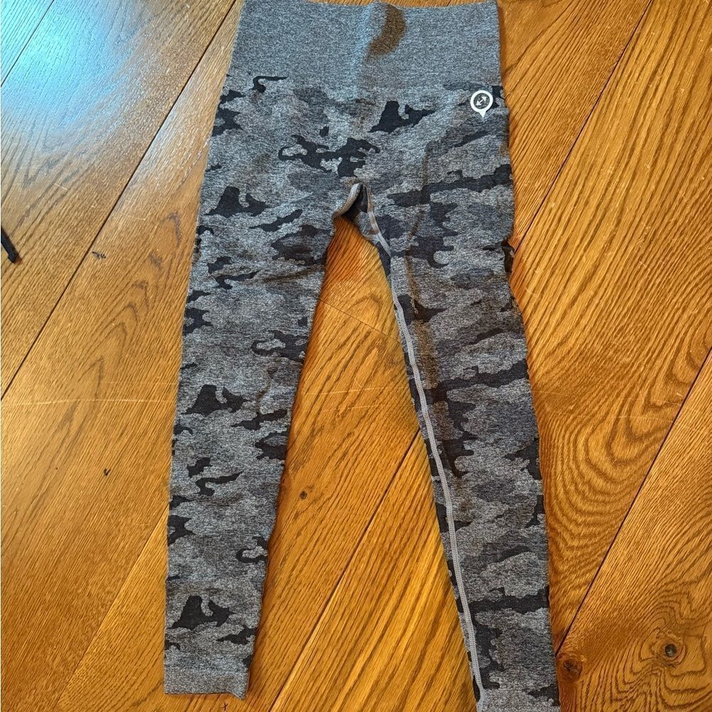 Gray Camouflage Full-Length Leggings with Stretchy Fit
